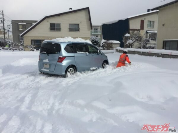 スタッドレスタイヤを装着した車両でも、スタックしてしまう場合があります。こうなったらJAFを呼んでもらうしかない