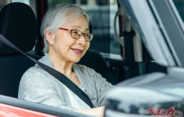 「脳活とは脳を鍛えることです。運転を続けたい高齢者には特に重要になります」と専門医の塚本 浩先生（※画像はイメージ）