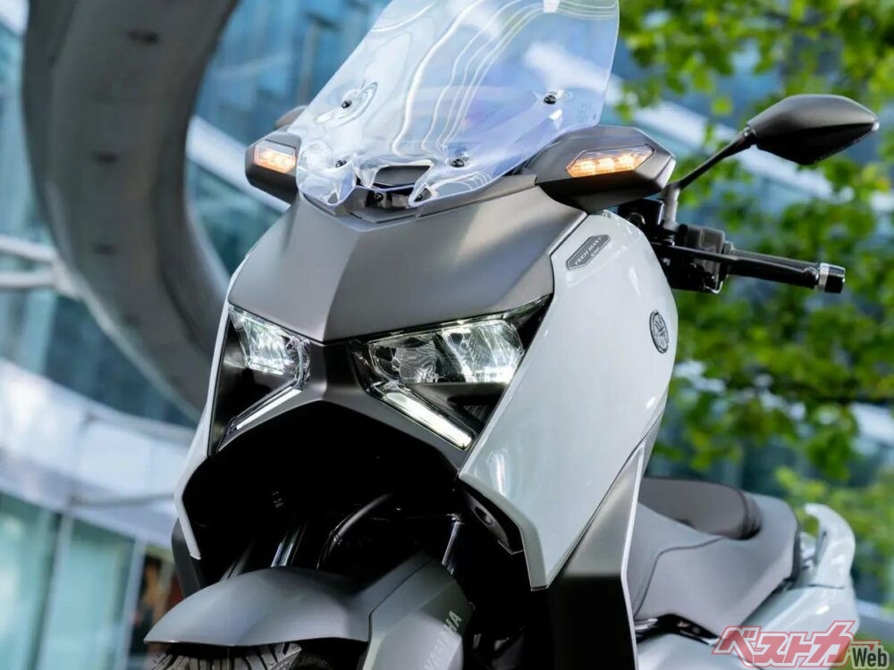 2025-Yamaha-XMAX300ASVH-EU-Ceramic_Grey-Detail-010-03_2025-01-20 10-57-52