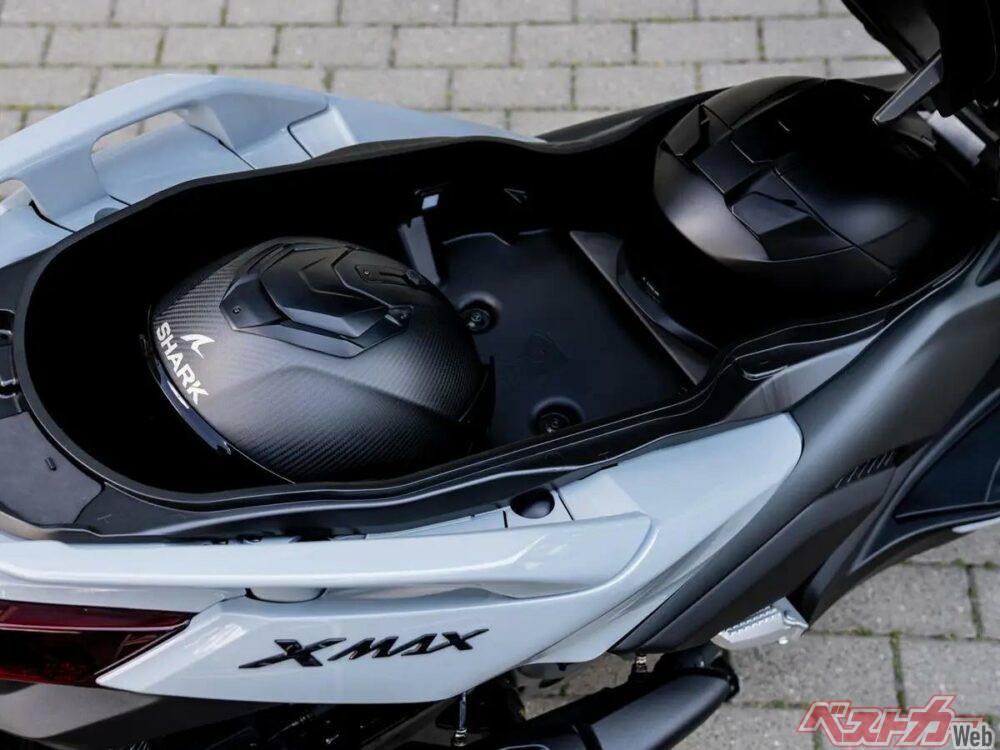 2025-Yamaha-XMAX300ASVH-EU-Ceramic_Grey-Detail-013-03_2025-01-20 10-58-23