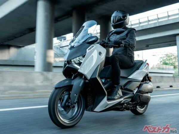 2025年新型XMAXは電動スクリーン&大型TFTモニタでもっと便利に！？ 欧州で300/125モデルが発売