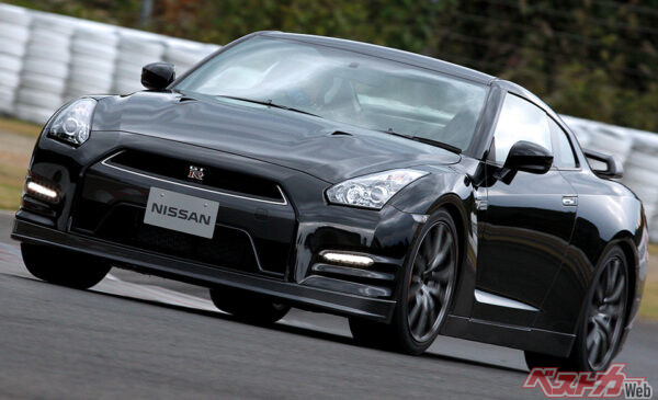 GT-Rの3.8L V8ツインターボは550ps/64.5kgm、0→100km/hは2.74秒。ニュルブルクリンクの計測タイムは7分18秒6