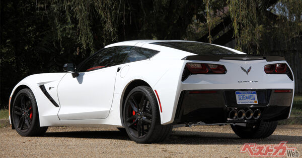 Z51は専用スポイラー、パフォーマンスサスペンション&エキゾースト、専用ホイール＆フロント245/35R19、リア285/30R20タイヤ、電子制御LSD、マグネティックライドコントロールを装備