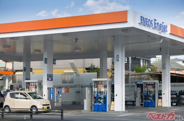 ガソリンスタンドでも、施設によっては、1リッターあたり2円から4円ほどの割引があることも（PHOTO：Adobe Stock_xiaosan）