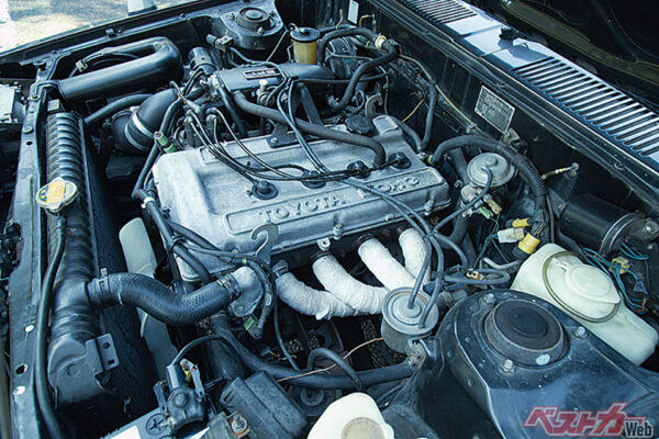 レビンが搭載する2T-G型はヤマハ開発のDOHCヘッドと2T型のシリンダーブロックを組み合わせたパワーユニットの進化系。DOHCはトヨタ的には「ツインカム」と呼ぶ。エモい……