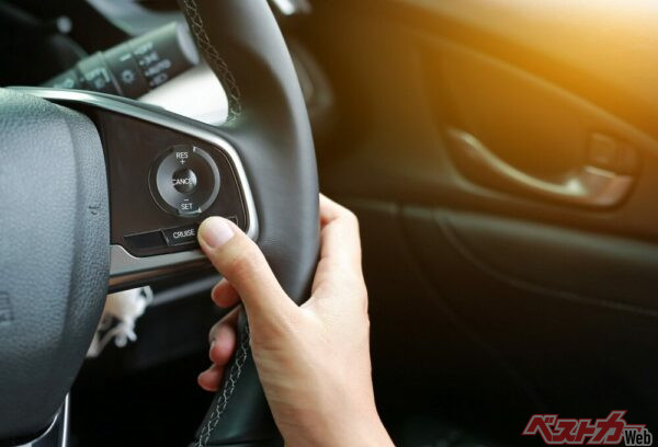 高速道路ならば、ACCを積極的に使用したい。前走車がいる場合は、車間距離の設定を長めにするとよりよい(PHOTO：Adobe Stock_zilvergolf)