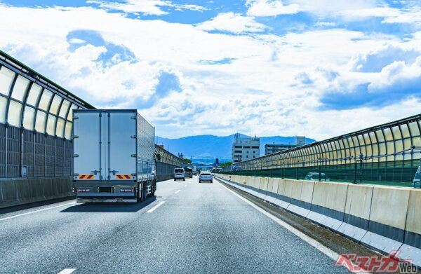 十分な速度に到達したあとは、車速を一定に保つことを心がけよう。一定速で走行を続けることで、エンジンや電動パワートレインの負荷を減らすことができる (PHOTO：Adobe Stock_show999)