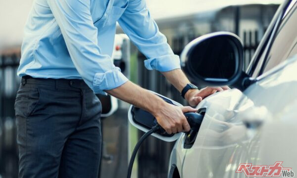 BEVで豪雪地帯を走るならば、電源ソケットが使える暖房器具や毛布など、立ち往生に備えた対策アイテムを常備して出かけるようにしよう（PHOTO：Adobe Stock_Summit Art Creations）