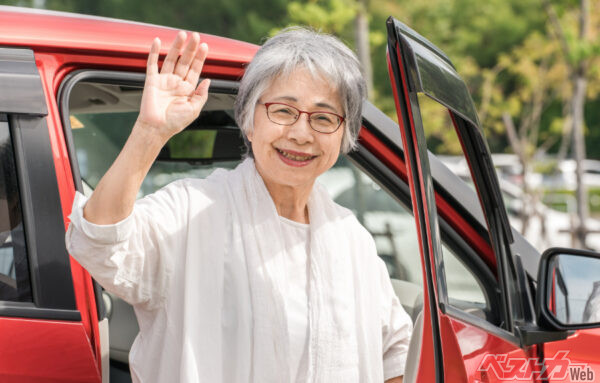 「脳を使う」ためには脳活が有効で、そのための身近な存在が「脳活ドリル」。運転はかなり脳を使うので重要ですね!(※画像はイメージ)