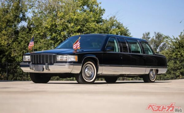 星条旗が無ければ普通（？）のストレッチリムジンに見えなくも無いキャデラック・フリートウッド・ブローアム。しかし、詳細を見ていくと…。