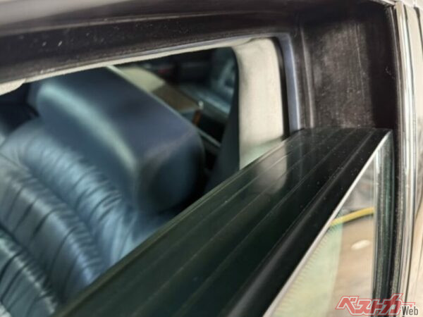 一発で特殊性が分かるアングルがこちら。暑さ約7cmという防弾ガラス仕様。もちろん厚いだけじゃなく特殊仕様。