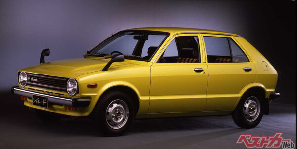 初代ダイハツ シャレード。コンパクトながら広い室内空間で大成功をおさめた