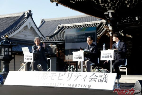 「京都モビリティ会議」のトークセッションは東本願寺の御影堂門（重要文化財）の目の前にステージを設置して実施された