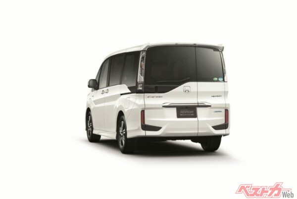 左右非対称となるリアデザインやサブドアの縦ラインが不評だったと言われている