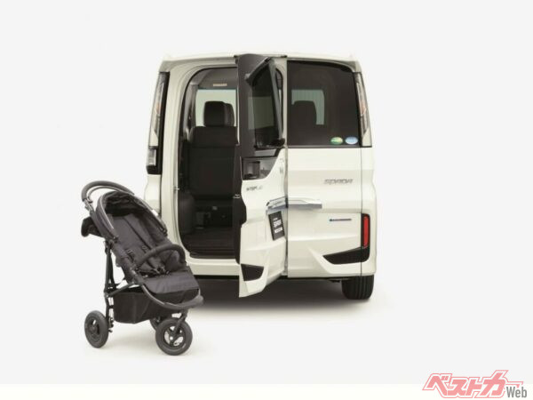 サブドアの後方突出量は最大760mmという少なさ。狭い駐車場での荷物の出し入れも楽々