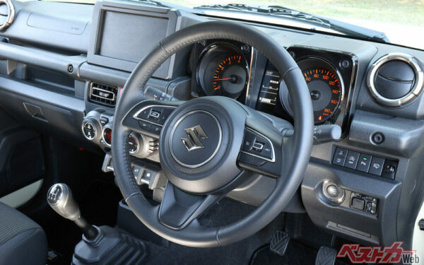 後席用パワーウィンドウスイッチをセンターコンソールに設置している程度で、内装は原則3ドアと大差なし