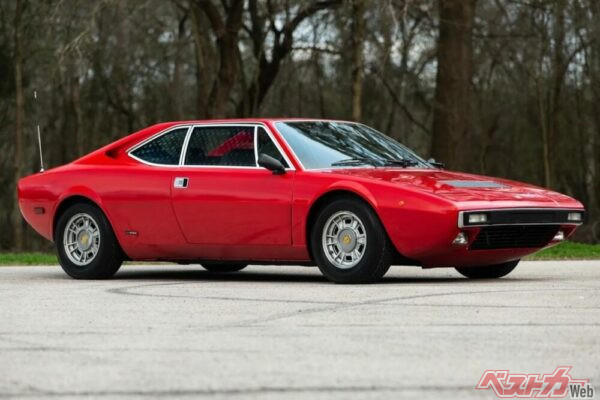 1973年に販売された308 GT4。デザインをしたのは巨匠ガンディーニで、当時のフェラーリのラインナップとはまったく異なる、ウェッジシェイプデザインを採用していた。