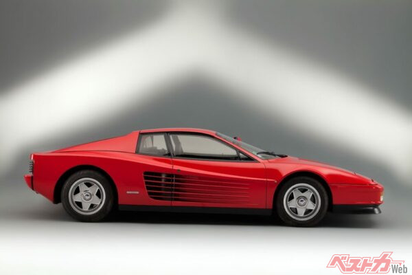 リアフェンダー内部に空気を送り込む大型エアダクトは、その後V8モデルの348にも採用され、デザインアイコンとしても広く世界に知られていく。