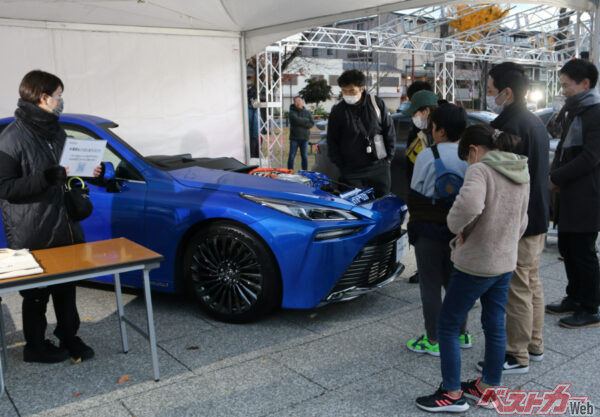 現行MIRAIのカットモデル。みなさん、食い入るように見てました！