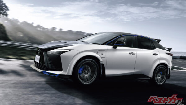 レクサスブースに出品されていた、RZ特別仕様車 F SPORT Performance。感動する走りを味わえるレクサスBEVだッ!