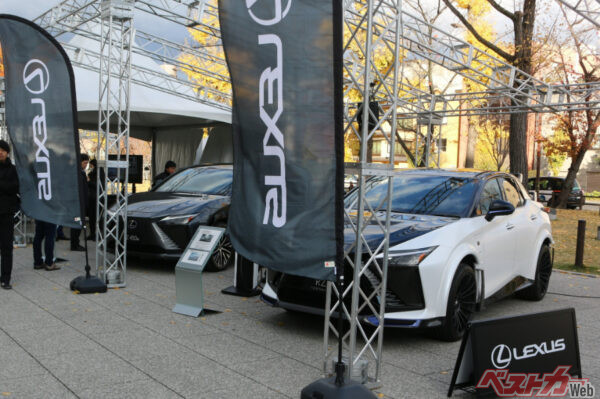 格好いい2台のレクサスRZが並ぶレクサスブース