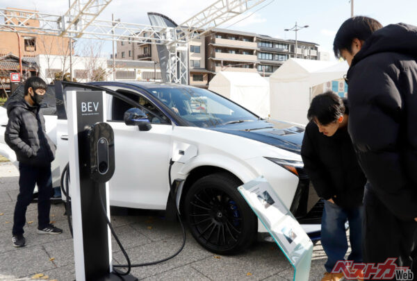 RZ特別仕様車 F SPORT Performanceには、特に若い世代が興味津々!