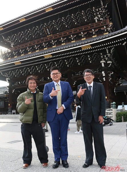 トークセッションを終えて3人で「レクサス・ポーズ」！ 内燃機関大好きの板倉さん（左）は、レクサス・井藤さん（中央）にすっかり感化された様子!!