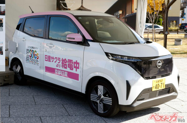 日産ブース内に出品されたSAKURA。ミラーとピラーが桜色の特別なSAKURA、これはいったい何?(読み進めてもらえれば判明します!)