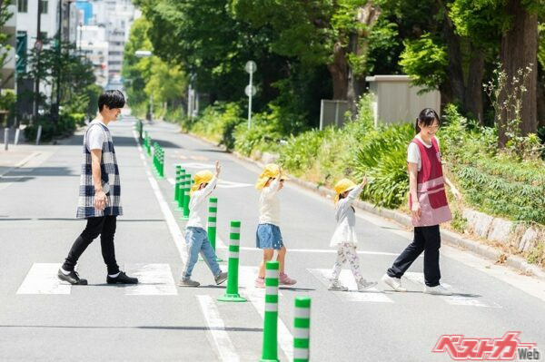 野県では横断歩道を渡り終えた子供たちが一時停止をしてくれた車に対してお辞儀をする習慣があるという。一時停止はルールではあるが運転する側も心温まる習慣だ（milatas＠Adobe Stock）