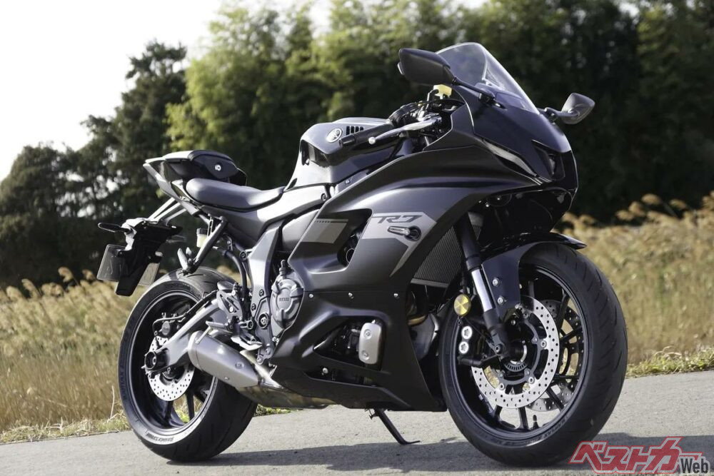 画像のカラーは、スポーティなダークトーンでまとめながら、カジュアルさも兼ね備えたというマットダークグレーメタリック6。ホイールもブラックアウトされている。