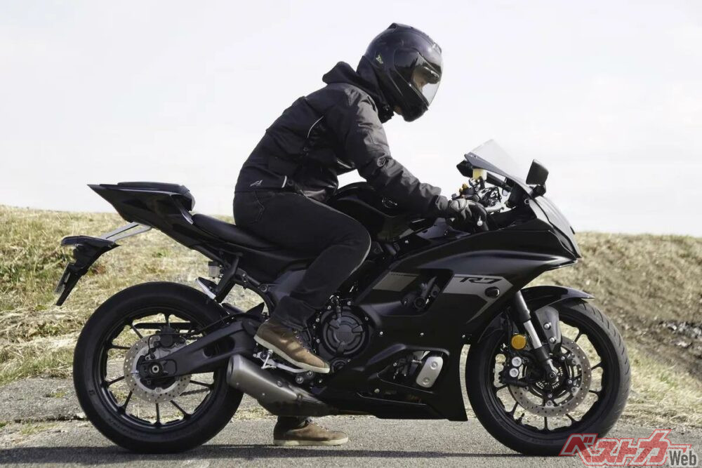 ライダー主動で深まる走り。YZF-R7は操る楽しさが凝縮したピュアスポーツモデルだ。