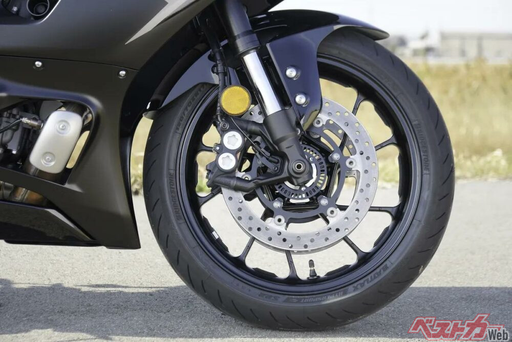 ライダー主動で深まる走り。YZF-R7は操る楽しさが凝縮したピュアスポーツモデルだ。