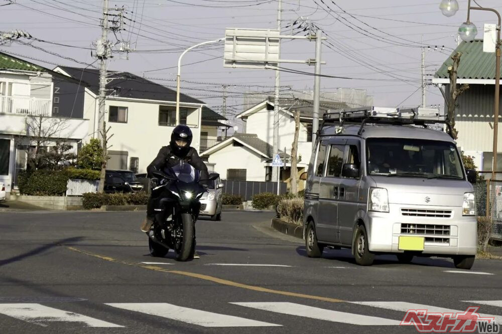 ライダー主動で深まる走り。YZF-R7は操る楽しさが凝縮したピュアスポーツモデルだ。