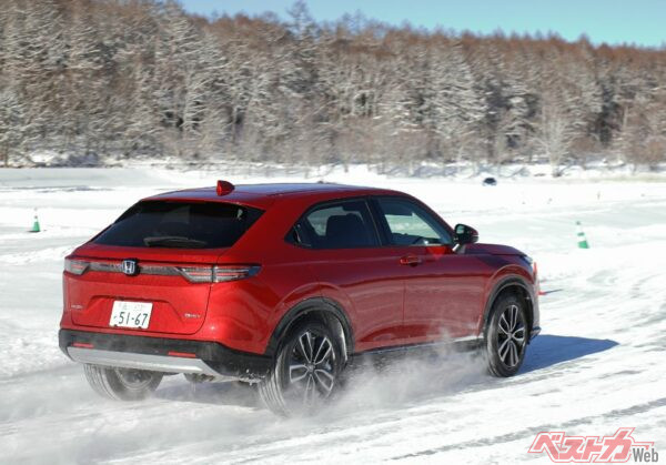 路面の摩擦力が刻々と変わる状況でもホンダのAWDは力強く進む。これ、ヴェゼルの素性のよさも思いきり寄与していますな