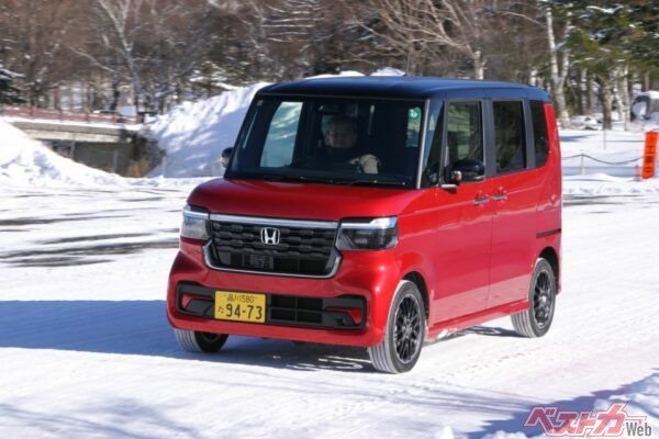 凍結路、雪上路、そして氷も雪もない一般道も難なく走るN-BOX。街中での使い勝手の高さもこのクルマの魅力