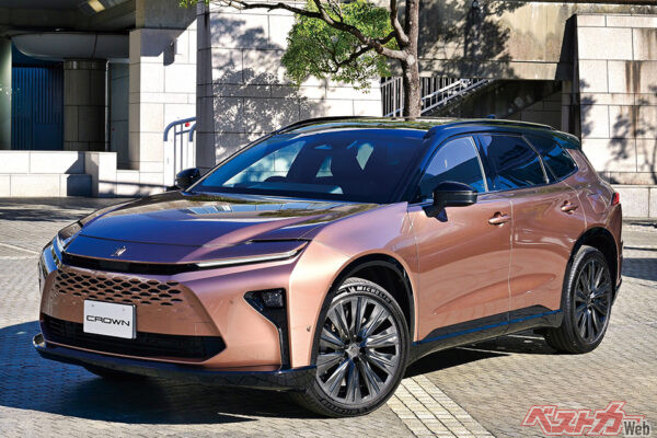 クロスオーバーやスポーツとは明らかに異なるスタイルを与えられたエステート。細長いリアコンビランプなどが特徴的だ