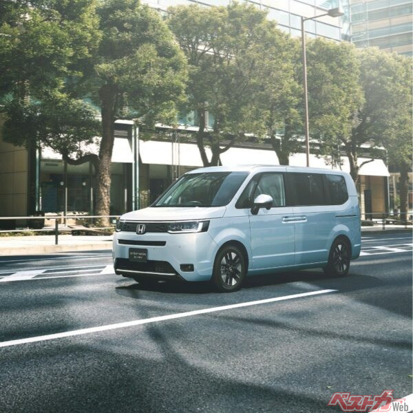 ホンダ・ステップワゴン e:HEV AIR。3列目をほとんど使わないのであれば床下格納のあるこのクルマがオススメ