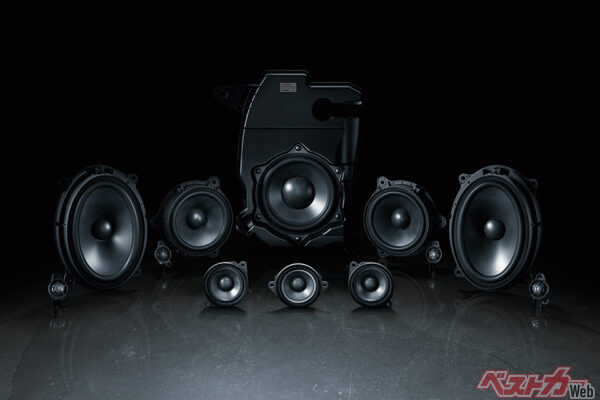 普段イヤホンやヘッドホンに慣れた耳には12スピーカーからの生音が心地よく、かつ迫力充分に響いた