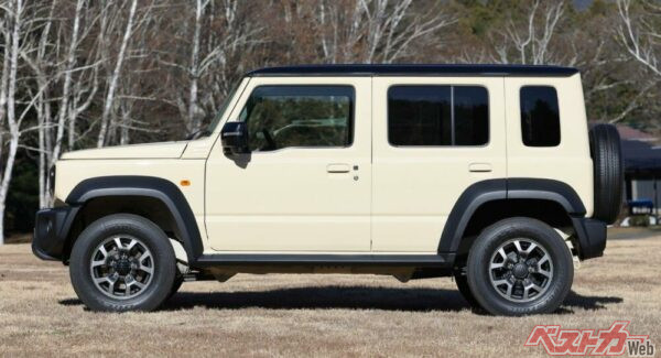 グリル、フロントドア、リアドア、そのうしろのクォーターパネル、ルーフがノマド専用設計