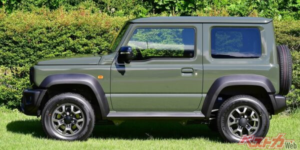 このシエラのフロントドアとノマドのフロントドアを比べてみると確かに短い(ノマドのフロントドアは100mm短い)のがわかる。しかしノマドの窓、小っさ!