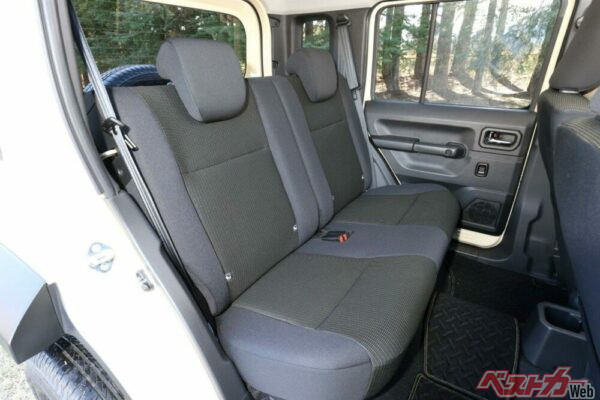 座面のシート厚も厚く角が丸くなっている。ちなみに背もたれのリクライニングは1段階だけ