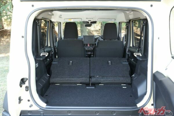 後席を倒した状態。段差がありフルフラットにならない