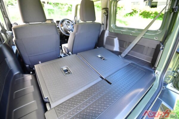 ジムニーシエラは後席を倒すとフルフラットになる