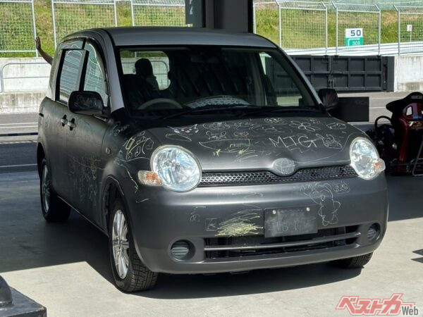 なんでも書き放題の黒板カー。幼少期のこうしたクルマでの楽しい経験がのちのクルマ好きを育んでいくのであろう