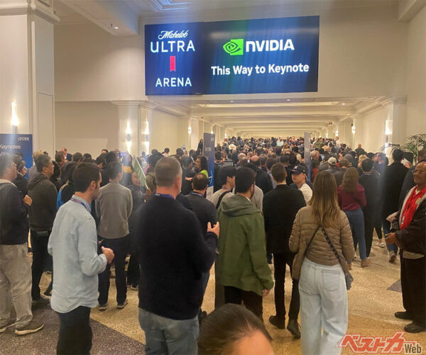CESにて、NVIDIAジェンスン・フアンCEOの基調講演に長時間並ぶ聴衆（筆者撮影）