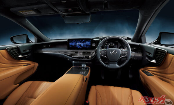 みなさん、こちらがインテリアですよ！ モダンな感性と「TAKUMIの技」で、乗る人を包み込むように寄り添うような仕立て