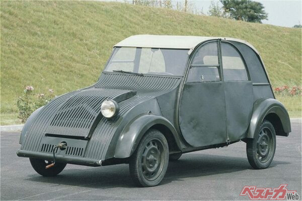 1939年に作られたTPVの試作車。ボディはアルミ、ライトはなんと1灯！