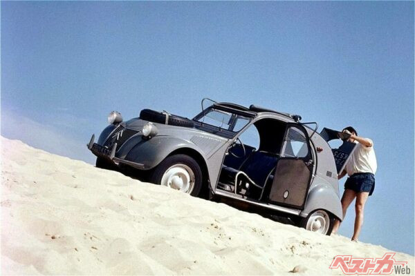 エンジンを前後に積んだ4WDの2CV。これでシトロエンはサハラ砂漠横断に挑んだ