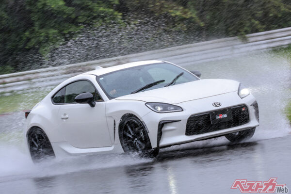 トヨタ GR86（293万6000～361万6000円）。235psを発生する2.4L水平対向4気筒を搭載したFRスポーツ。6MTと6ATを設定
