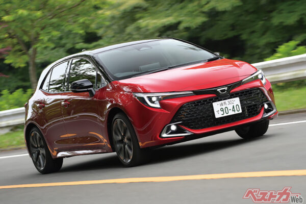 トヨタ カローラスポーツ（221万～297万8100円）。170psの2L直4・NAエンジンと1.8Lハイブリッドを用意。駆動方式は全車FF